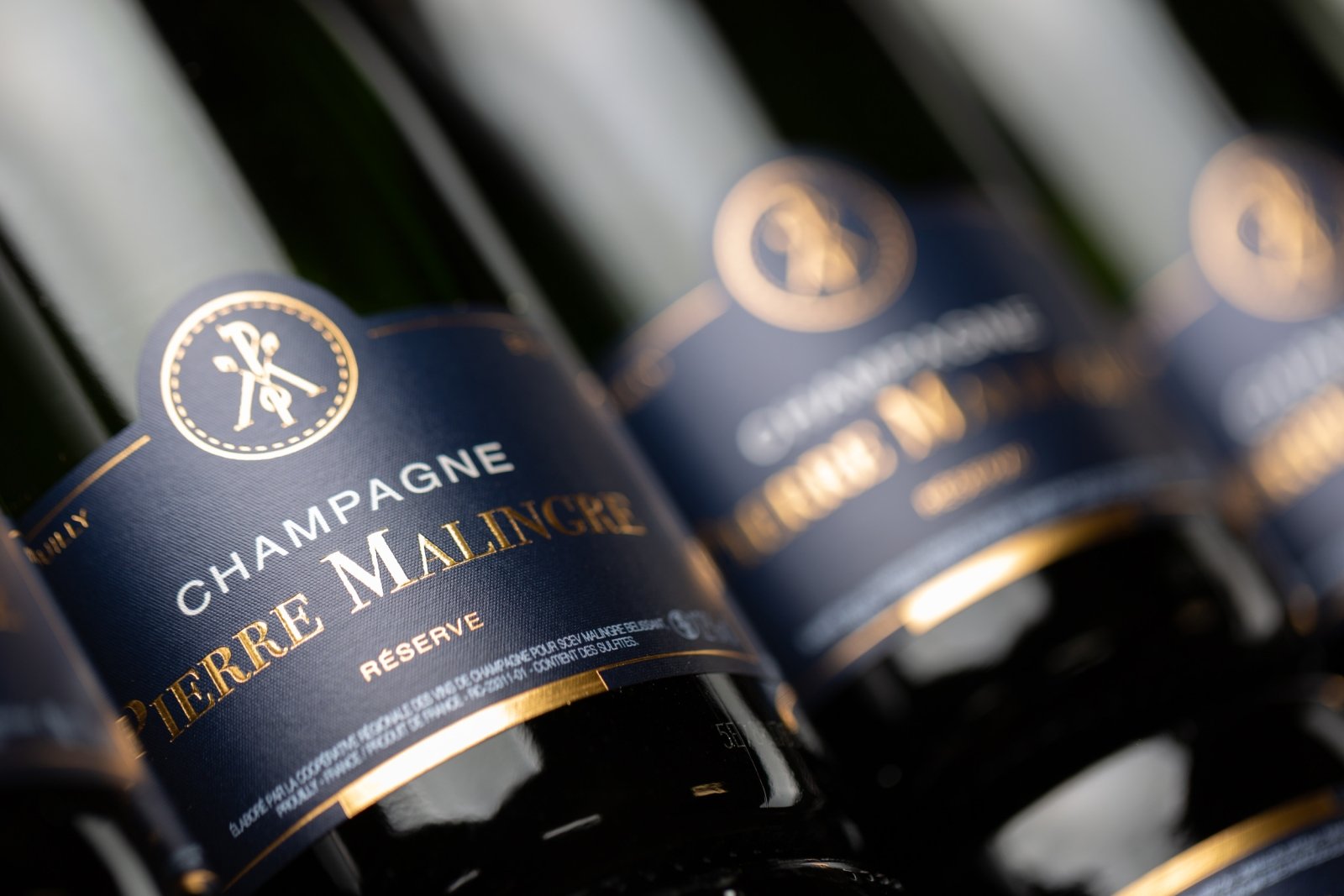 Zoom on the Brut Réserve cuvées in the blue and gold colours of Champagne Pierre Malingre